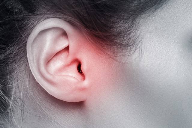ما هي الأعراض والعلاج :التهاب الأذن | Top Doctors